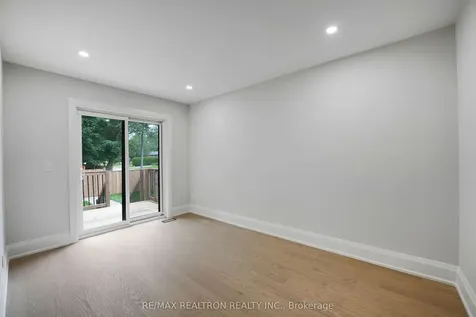 105 Murray Drive Aurora ON L4G 2C4