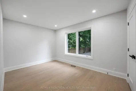 105 Murray Drive Aurora ON L4G 2C4
