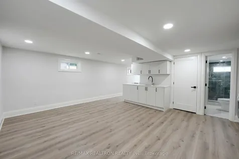 105 Murray Drive Aurora ON L4G 2C4