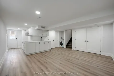 105 Murray Drive Aurora ON L4G 2C4