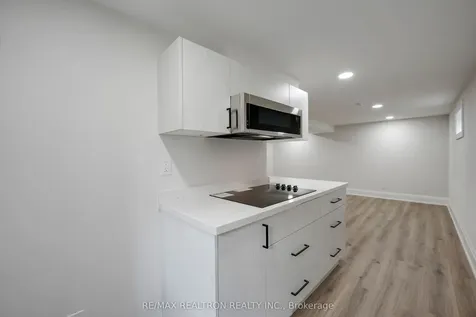 105 Murray Drive Aurora ON L4G 2C4