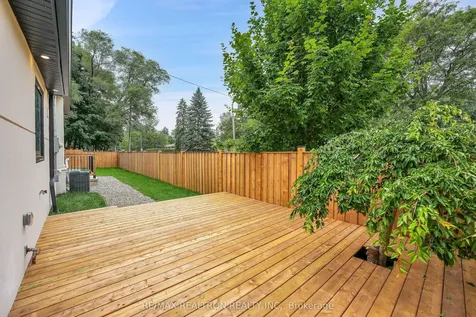 105 Murray Drive Aurora ON L4G 2C4