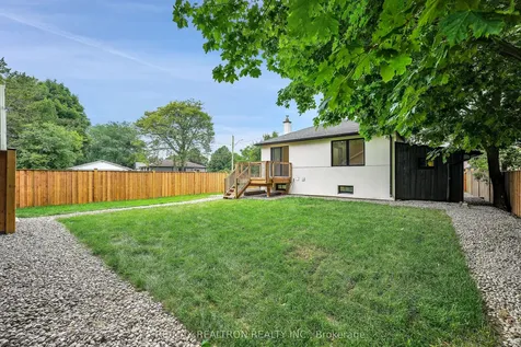 105 Murray Drive Aurora ON L4G 2C4