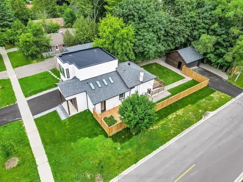105 Murray Drive Aurora ON L4G 2C4