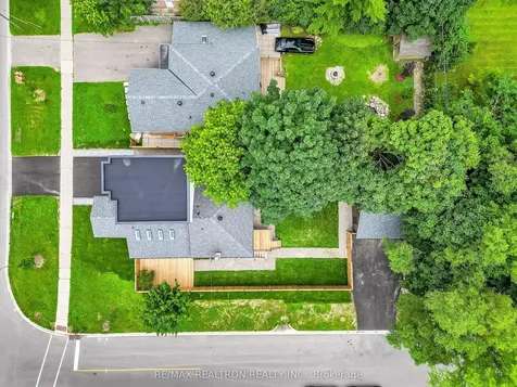 105 Murray Drive Aurora ON L4G 2C4