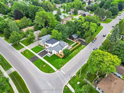 105 Murray Drive Aurora ON L4G 2C4