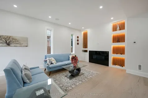 105 Murray Drive Aurora ON L4G 2C4