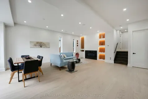 105 Murray Drive Aurora ON L4G 2C4