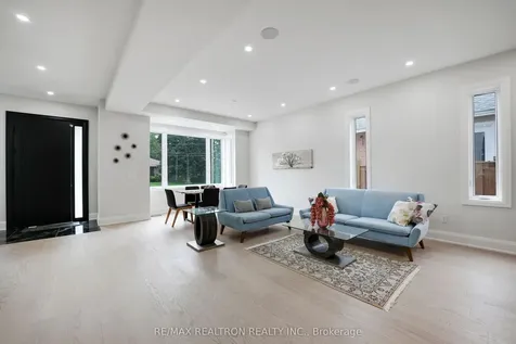 105 Murray Drive Aurora ON L4G 2C4