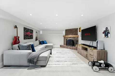 165 Clearview Heights King ON L7B 1H2