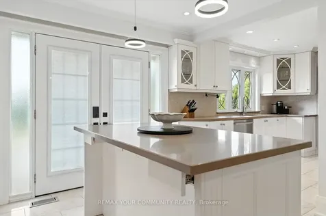 165 Clearview Heights King ON L7B 1H2