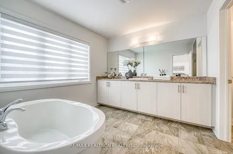 60 Charlotte Abby Drive East Gwillimbury ON L9N 1G5