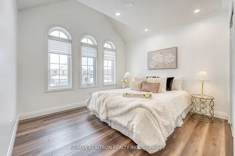 60 Charlotte Abby Drive East Gwillimbury ON L9N 1G5