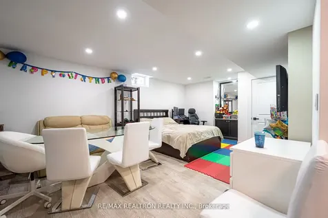 60 Charlotte Abby Drive East Gwillimbury ON L9N 1G5