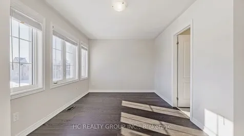 86 Robb Thompson Road East Gwillimbury ON L0G 1M0