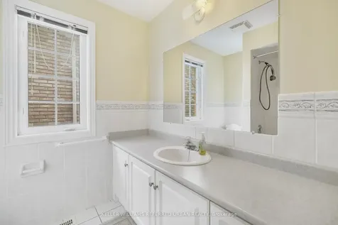 28 Saint Avenue Bradford West Gwillimbury ON L3Z 3H6