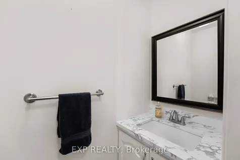 34 Hollis Crescent East Gwillimbury ON L9N 1E7