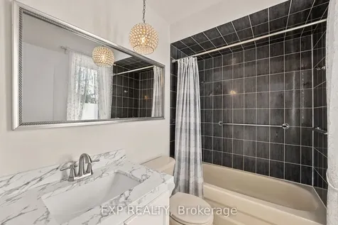 34 Hollis Crescent East Gwillimbury ON L9N 1E7