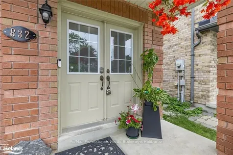 832 Sisler Avenue Newmarket ON L3X 2T7