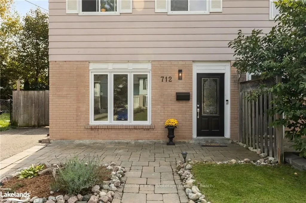712 Elgin Street Newmarket ON L3Y 3B6