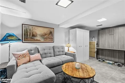 712 Elgin Street Newmarket ON L3Y 3B6