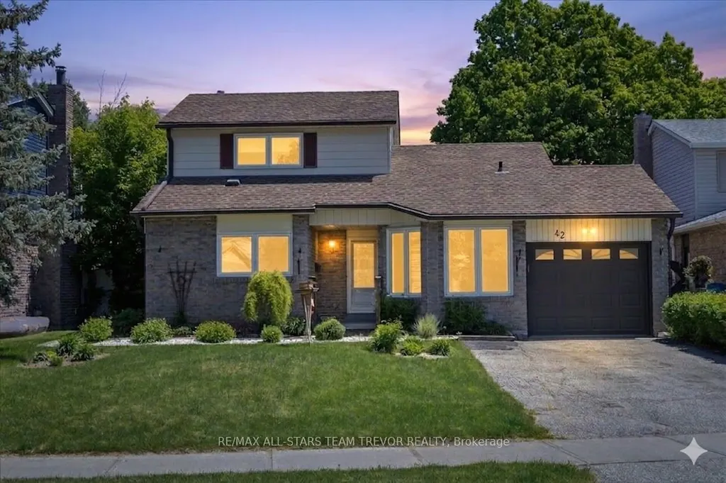 42 Eastman Crescent Newmarket ON L3Y 5S1