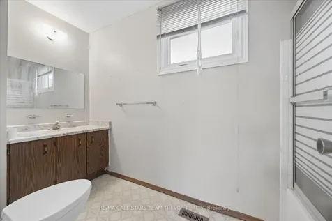 42 Eastman Crescent Newmarket ON L3Y 5S1
