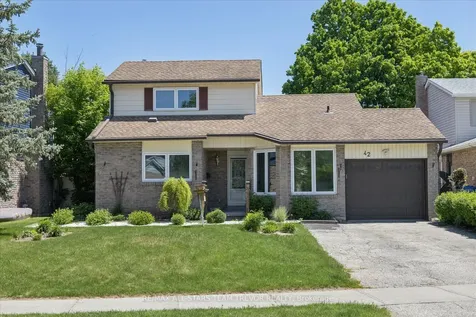 42 Eastman Crescent Newmarket ON L3Y 5S1