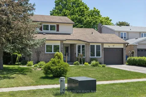 42 Eastman Crescent Newmarket ON L3Y 5S1