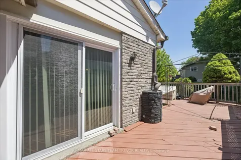42 Eastman Crescent Newmarket ON L3Y 5S1