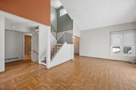 42 Eastman Crescent Newmarket ON L3Y 5S1