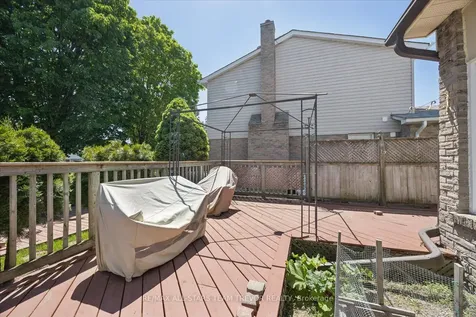 42 Eastman Crescent Newmarket ON L3Y 5S1