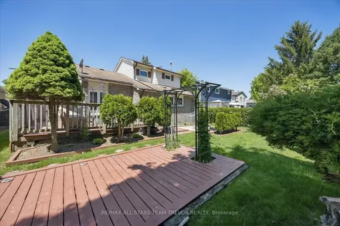 42 Eastman Crescent Newmarket ON L3Y 5S1