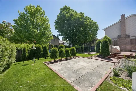 42 Eastman Crescent Newmarket ON L3Y 5S1