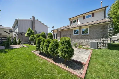 42 Eastman Crescent Newmarket ON L3Y 5S1