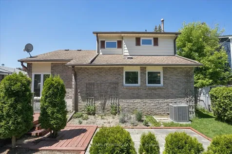 42 Eastman Crescent Newmarket ON L3Y 5S1