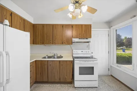 42 Eastman Crescent Newmarket ON L3Y 5S1