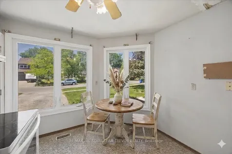 42 Eastman Crescent Newmarket ON L3Y 5S1