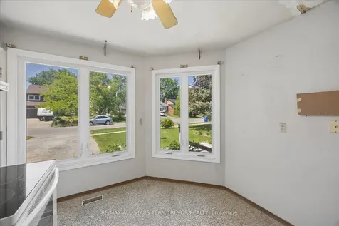 42 Eastman Crescent Newmarket ON L3Y 5S1