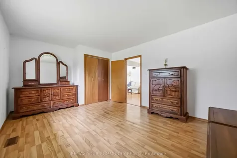 23 Laviolette Avenue Georgina ON L0E 1N0