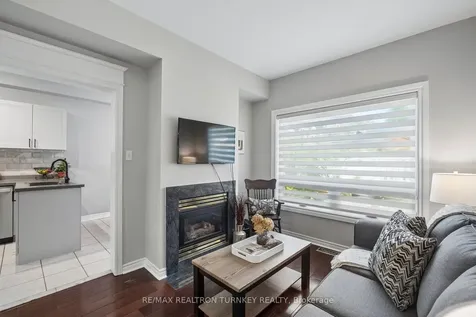 142 Denise Circle Newmarket ON L3X 2K1