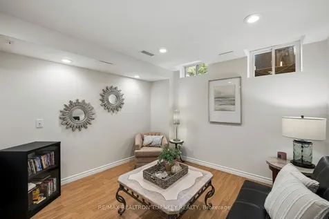 142 Denise Circle Newmarket ON L3X 2K1