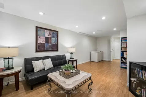 142 Denise Circle Newmarket ON L3X 2K1
