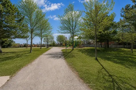142 Denise Circle Newmarket ON L3X 2K1