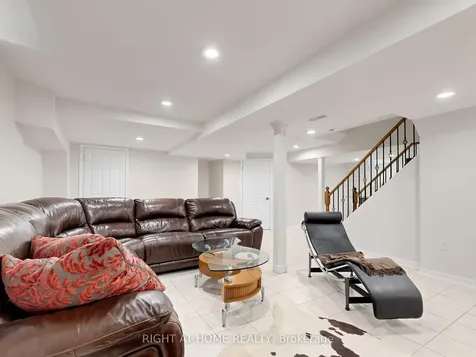 27 Crimson Court Richmond Hill ON L4C 0J5