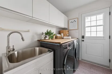 682 Leslie Valley Drive Newmarket ON L3Y 7J5