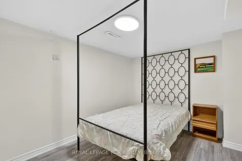758 Beman Drive Newmarket ON L3Y 4Z2