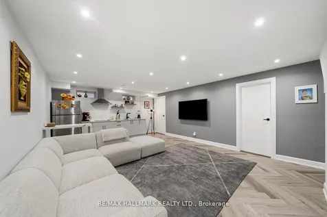 7 Carratuck Street East Gwillimbury ON L9N 0S5