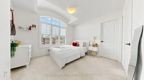 11 Peter Miller Street Aurora ON L4G 0W4