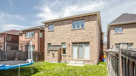11 Peter Miller Street Aurora ON L4G 0W4